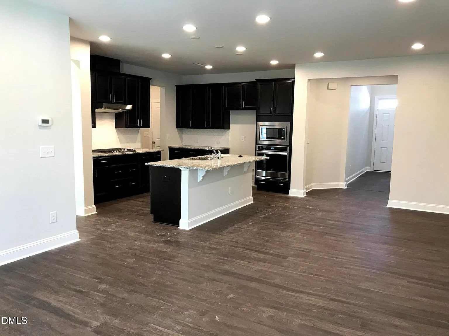 4 bed, 3.0 bath, 2200 sqft, $2,400 — Photo 3