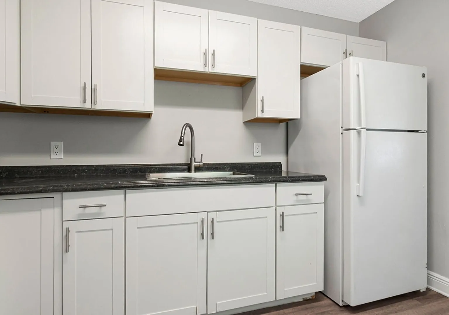 Renovated 3 Bedroom 2 Bath - Lawn Care and Trash Included - Minutes from Super Target and Publix — Photo 4
