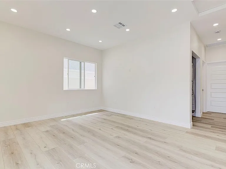 20502 Lull St — Photo 5