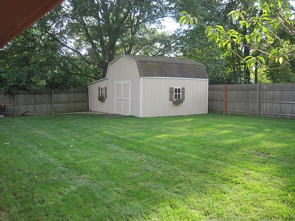 5th image of 224 Lakeshore Dr