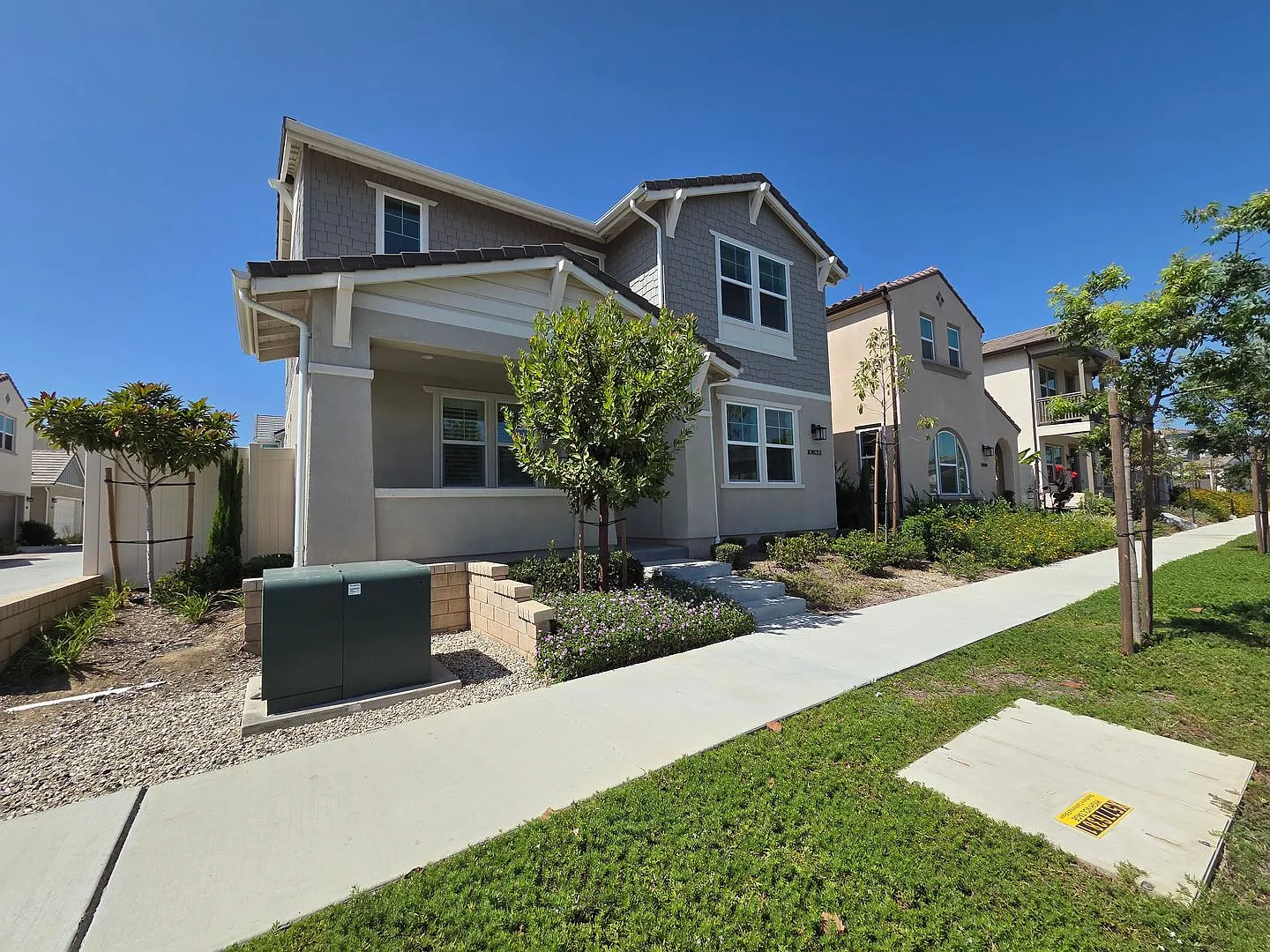 Beautiful 4 Bedroom 4 Bath Home Located in East Ventura — Photo 2