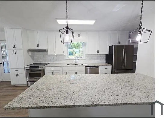 110 Amanda Ct — Photo 3