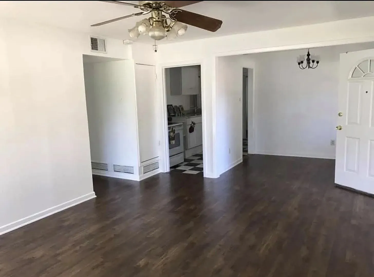 Room in 4 Bedroom Home in San Antonio — Photo 3