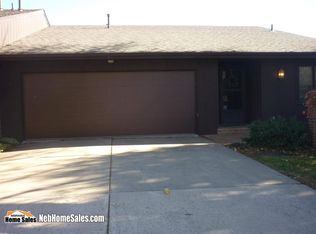 1910 Greenbriar Ln, Lincoln, NE 68506