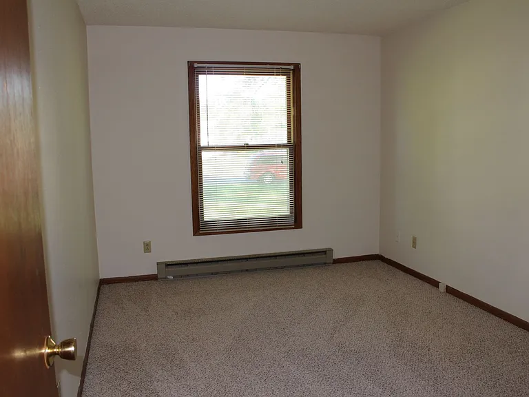400 & 401 Scranton St — Photo 13