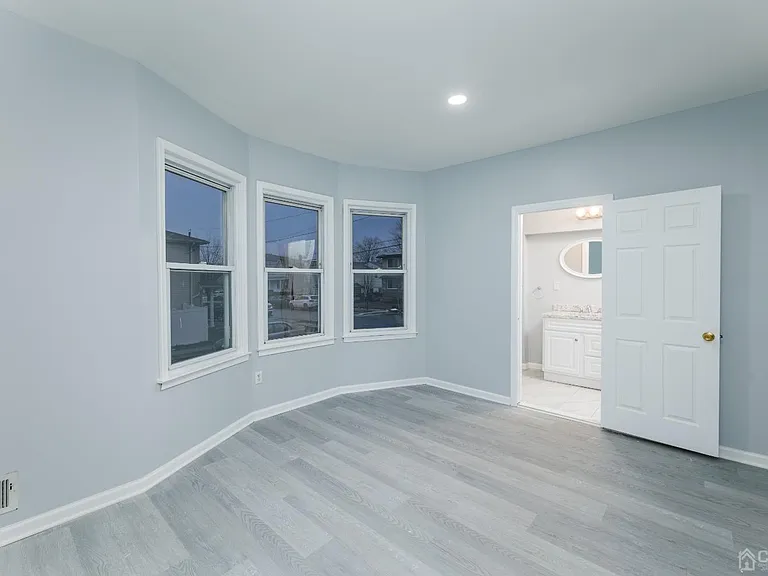 80 Heald St — Photo 8