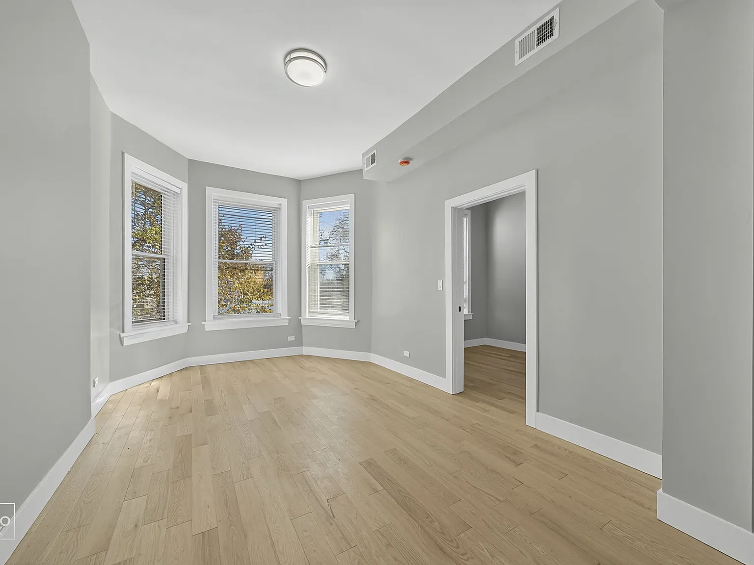 3 bed, 1000 sqft, $1,650 — Photo 2