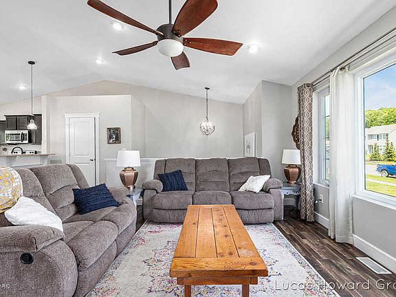 3rd image of 1641 Hamlet Dr SE