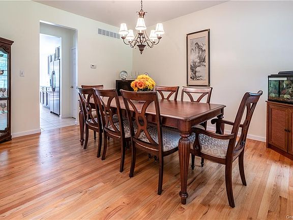 5th image of 127 Shagbark Ln