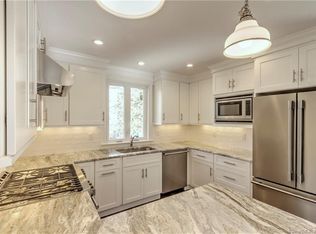 45 Church St, Guilford, CT 06437