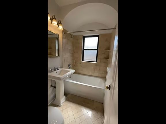 2nd image of 401-411 W Fullerton Ave #401-209E