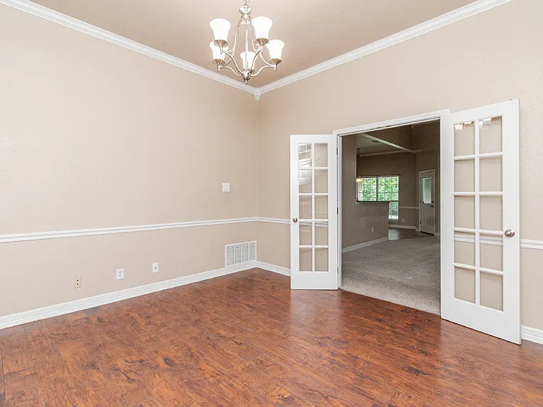 1401 Saxon Cir — Photo 11