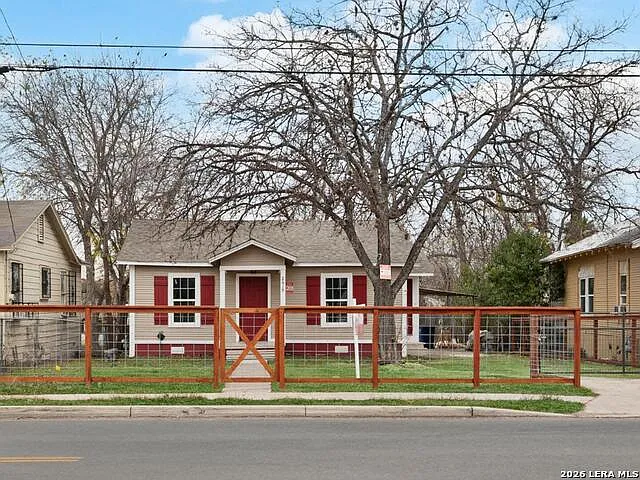 3 bed, 1.0 bath, 776 sqft, $1,500 — Photo 2