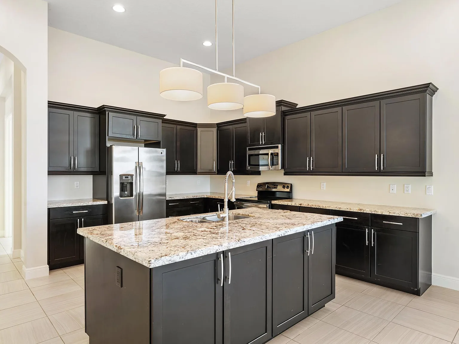3 bed, 2.0 bath, 2206 sqft, $3,900 — Photo 4