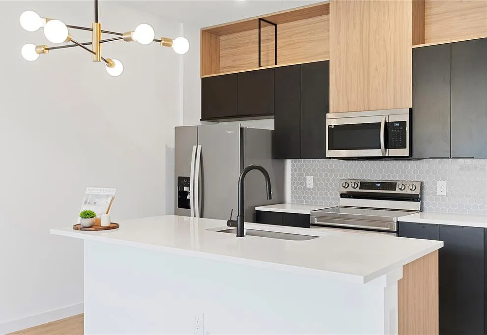 3 bed, 3.0 bath, 1361 sqft, $1,950 — Photo 3