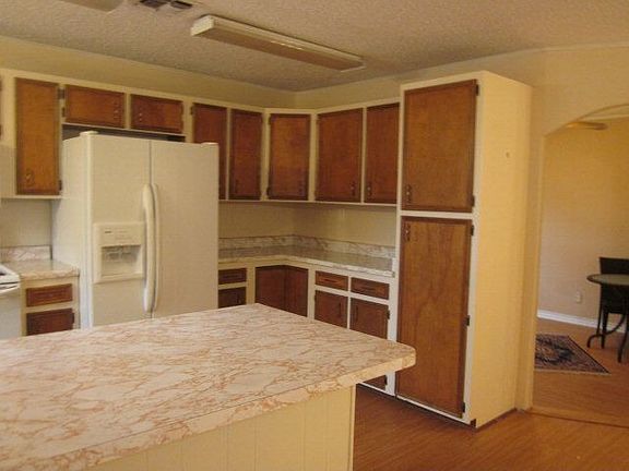 3rd image of 109 E Outer Dr