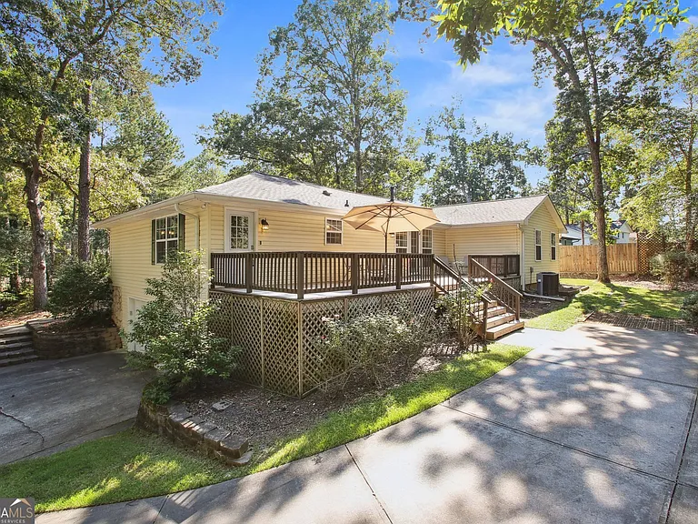 102 Hickory Dr — Photo 24