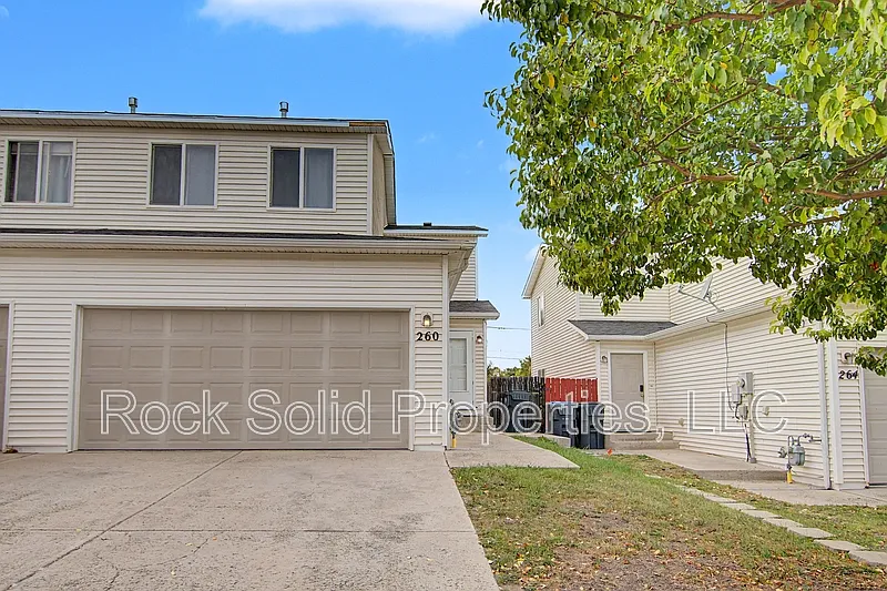 3 bed, 2.5 bath, 2130 sqft, $1,795 — Photo 1
