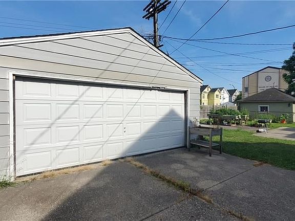 4th image of 247 Crestwood Ave