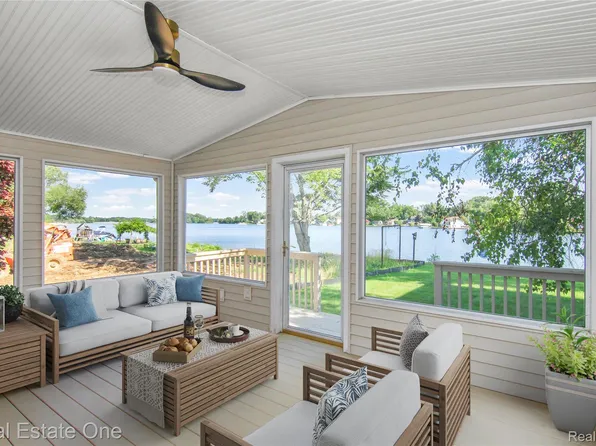 9047 Gale Rd, White Lake, MI 48386