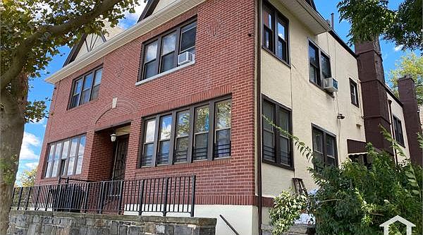 1st image of 376 Richmond Ter