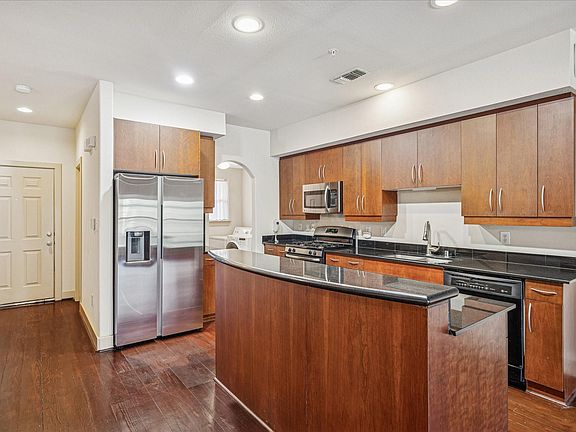 4th image of 1620 Elgin St #9