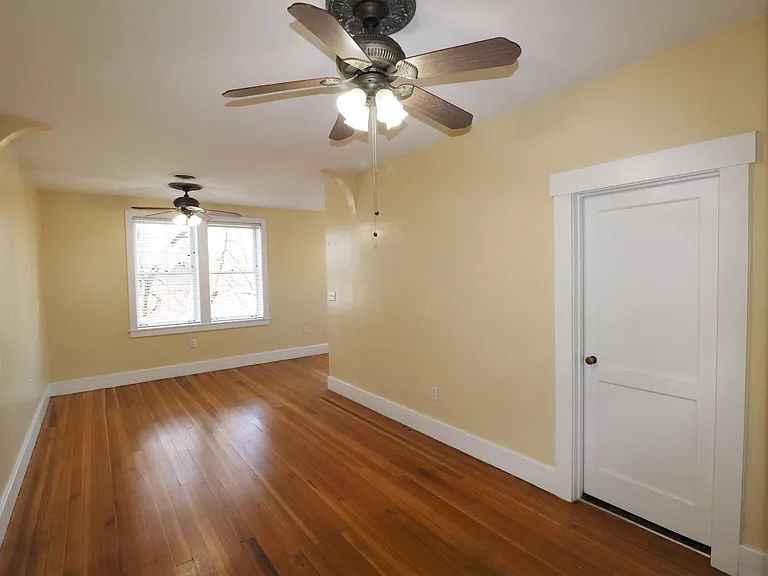 Historic Apartment Building — Photo 9