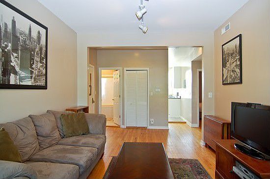 3rd image of 2811 W Ainslie St #3W
