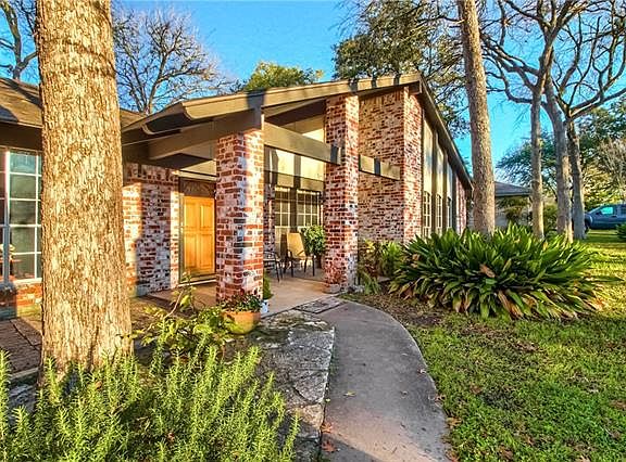 4th image of 9306 Queenswood Dr