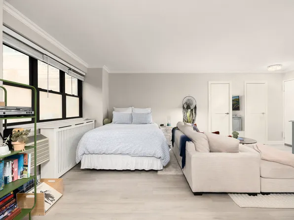 301 East 63rd Street image 1 of 5