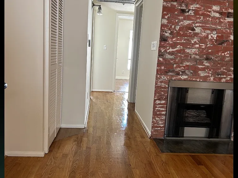 Burton Way Apartments — Photo 35