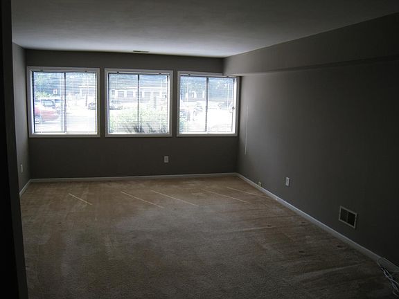 Large Living Room. Cable-Ready