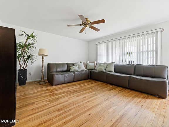 5th image of 952 Stafford Drive