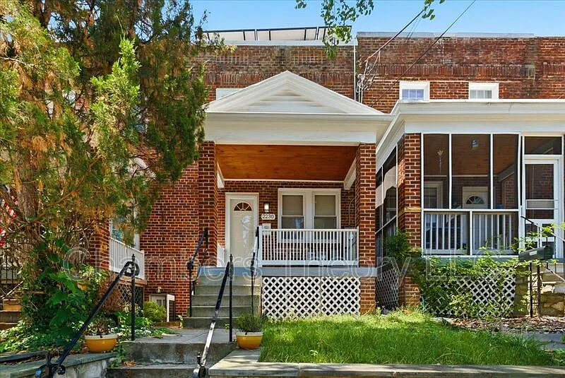 3 bed, 2.0 bath, 1400 sqft, $5,000 — Photo 3