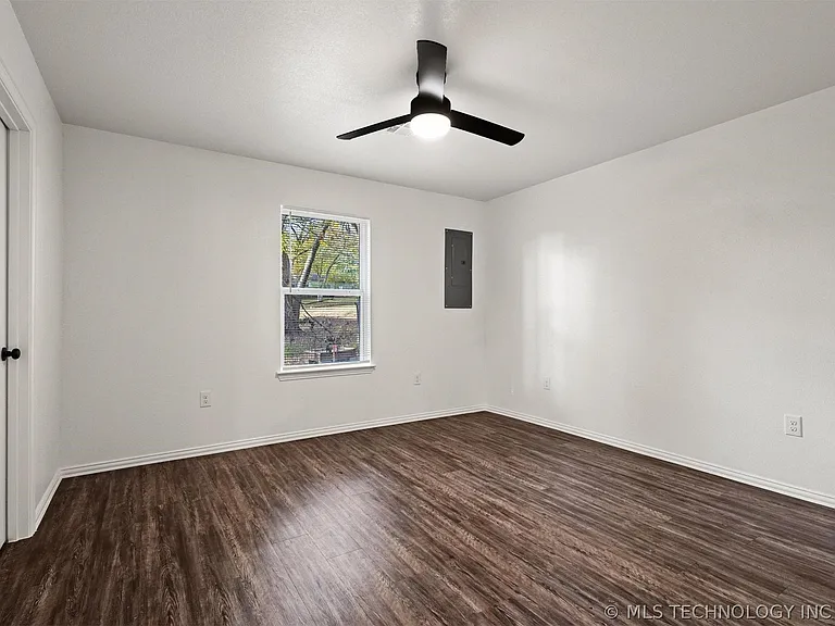 407 E Jones St — Photo 10
