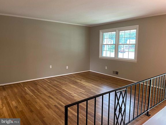 4th image of 409 Deacon Brook Cir