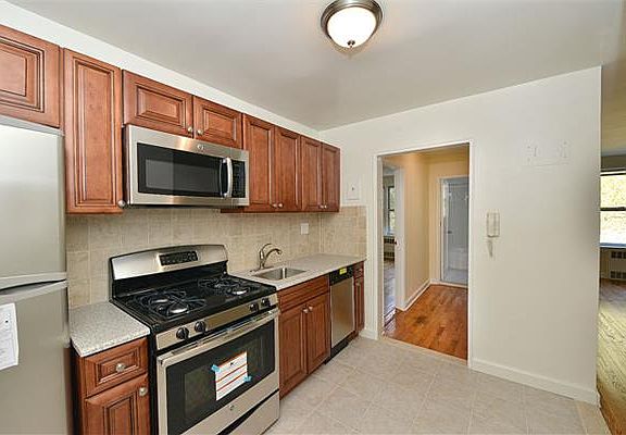 3rd image of 6535 Yellowstone Blvd APT 3D