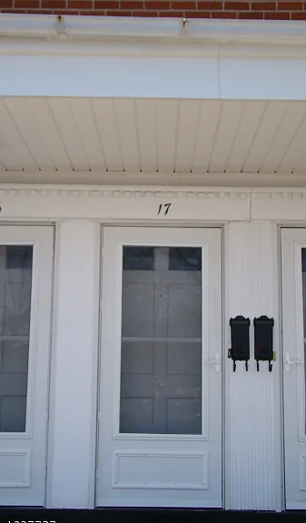 17 Lincoln Gdns — Photo 1