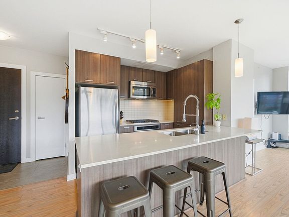 5th image of 301 Capilano Rd #707