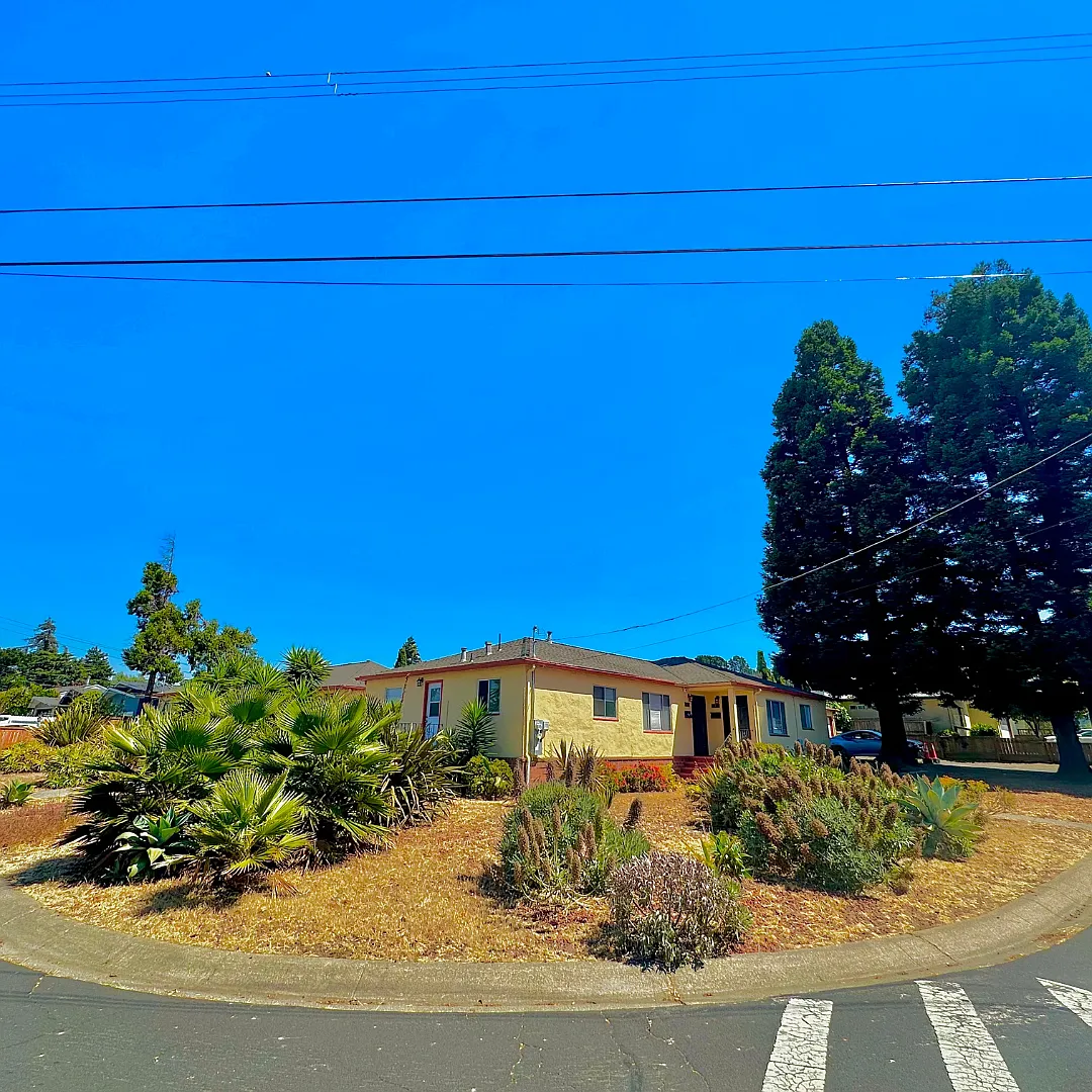 Building Photo - 843 E Meadow Ave
