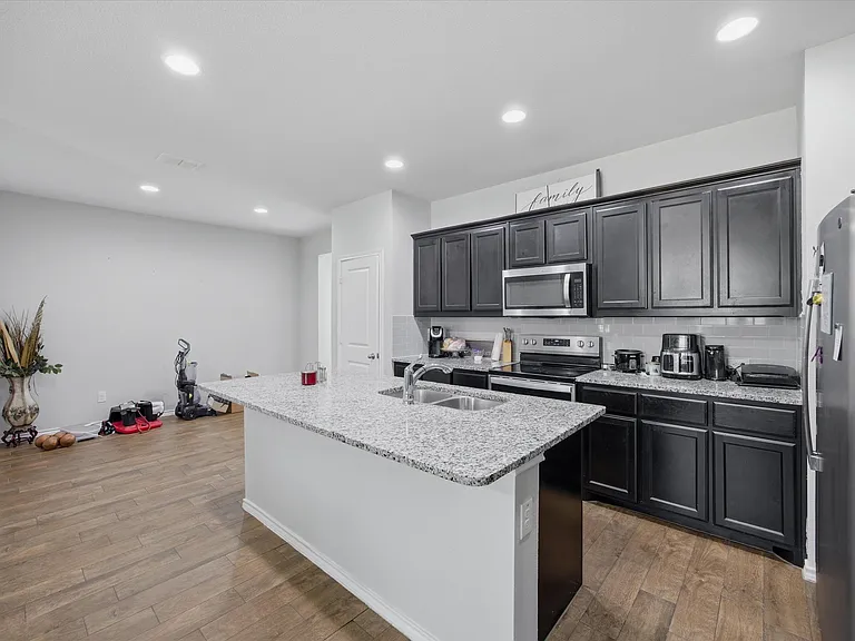 420 Milverton Dr — Photo 8