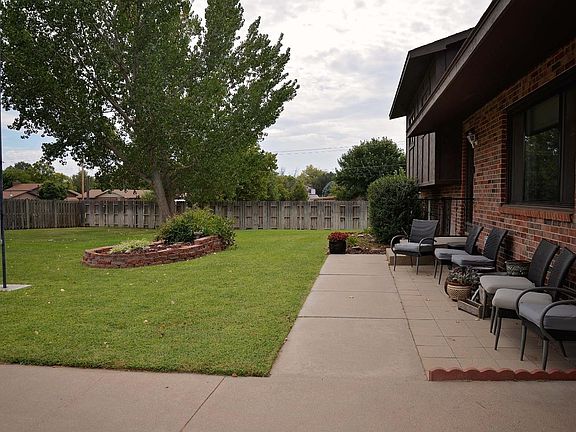 3rd image of 1602 E Crestway Dr