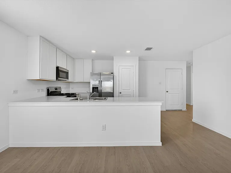 3703 Longleaf Dr — Photo 4