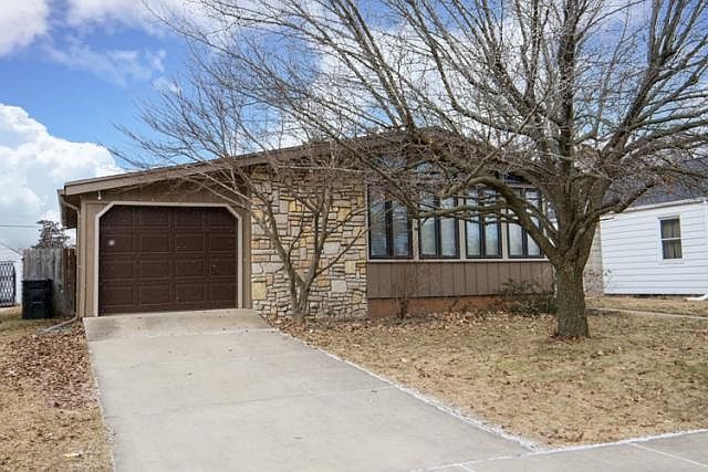 1st image of 209 N Hawthorne Dr
