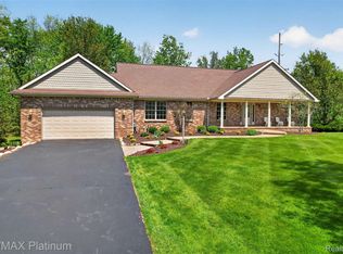 59360 Foxpointe Ln, South Lyon, MI 48178