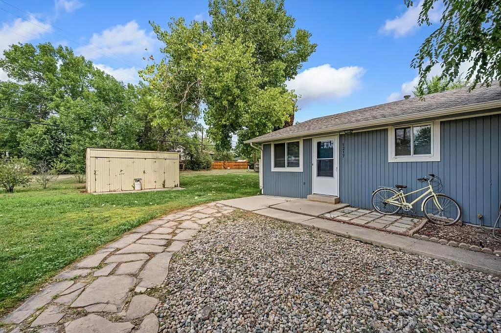 1217 Redwood Dr — Photo 3