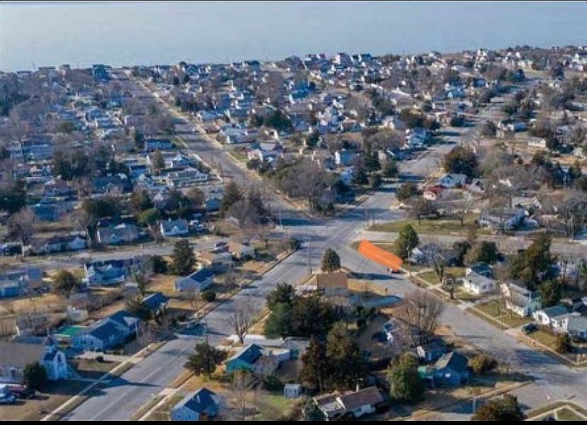2nd image of 907 Holmes Ave