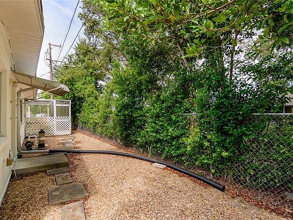4th image of 4829 Calais Dr