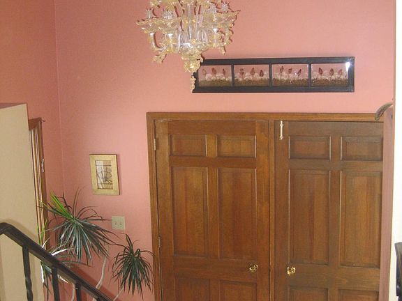 Large Foyer w/closets