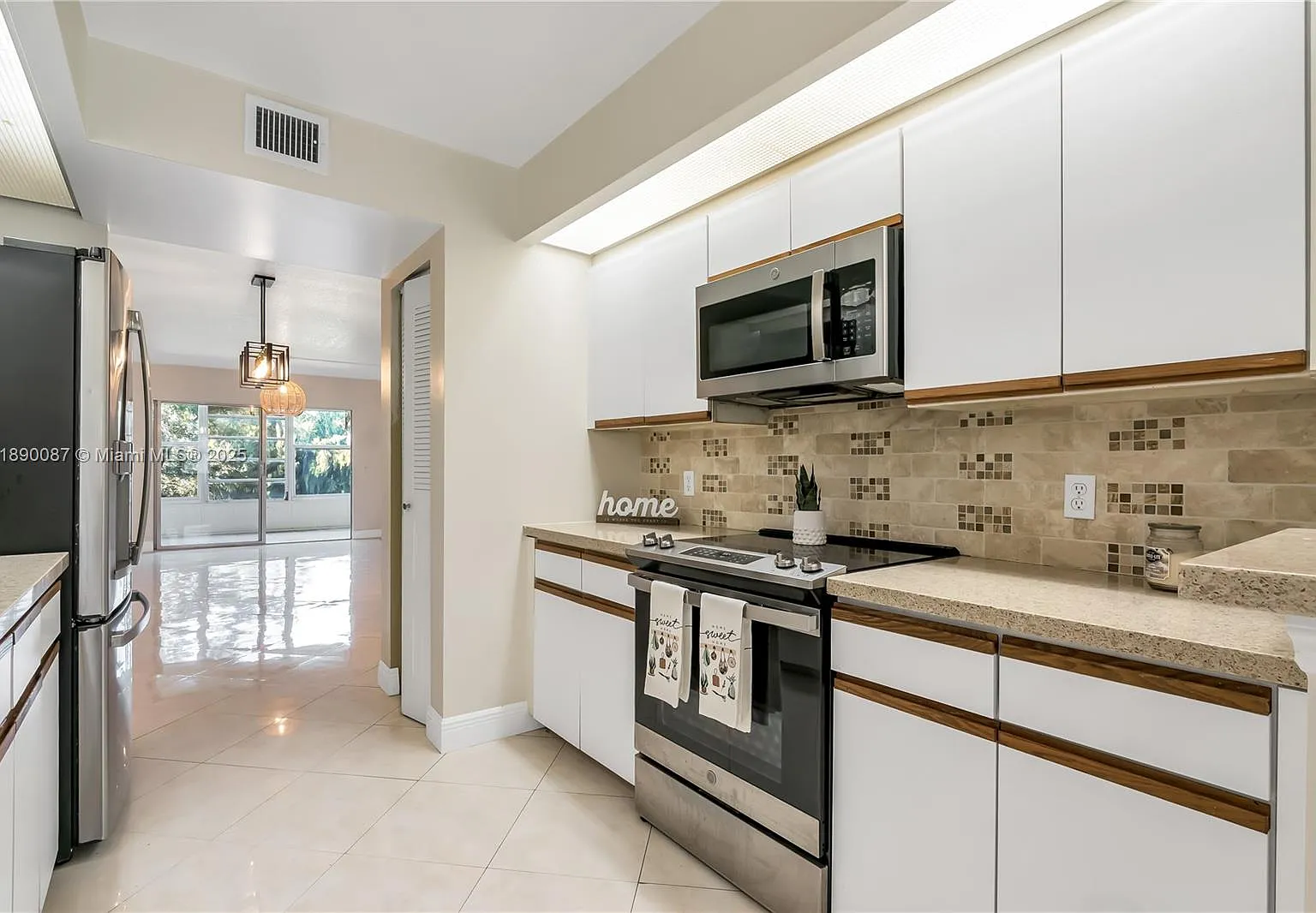 2 bed, 1350 sqft, $2,500 — Photo 2